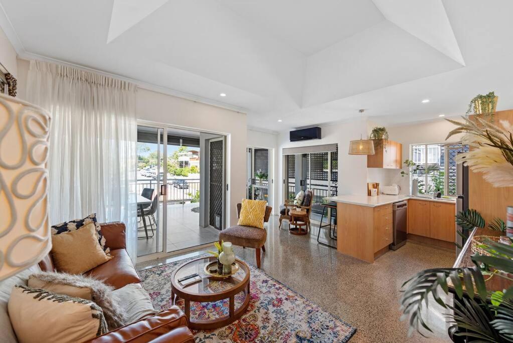 The Summer Home! 2bed/2bath/1car/balcony ~ Bulimba Apartment Brisbane