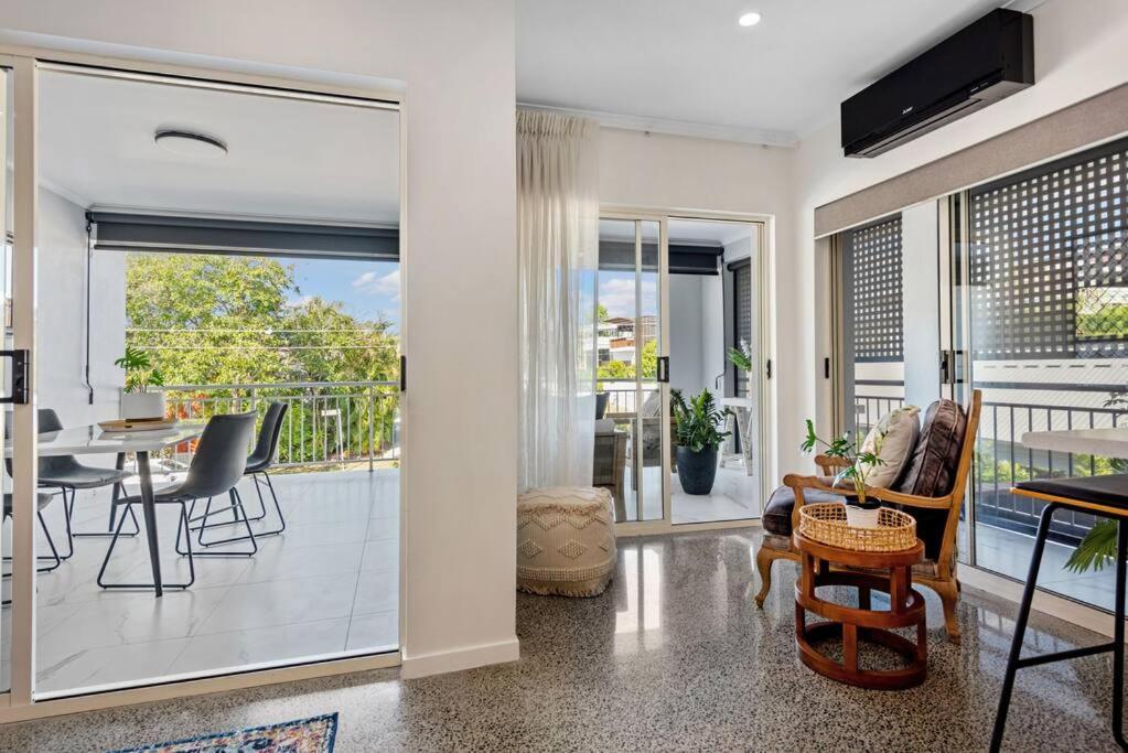 The Summer Home! 2bed/2bath/1car/balcony ~ Bulimba * Brisbane