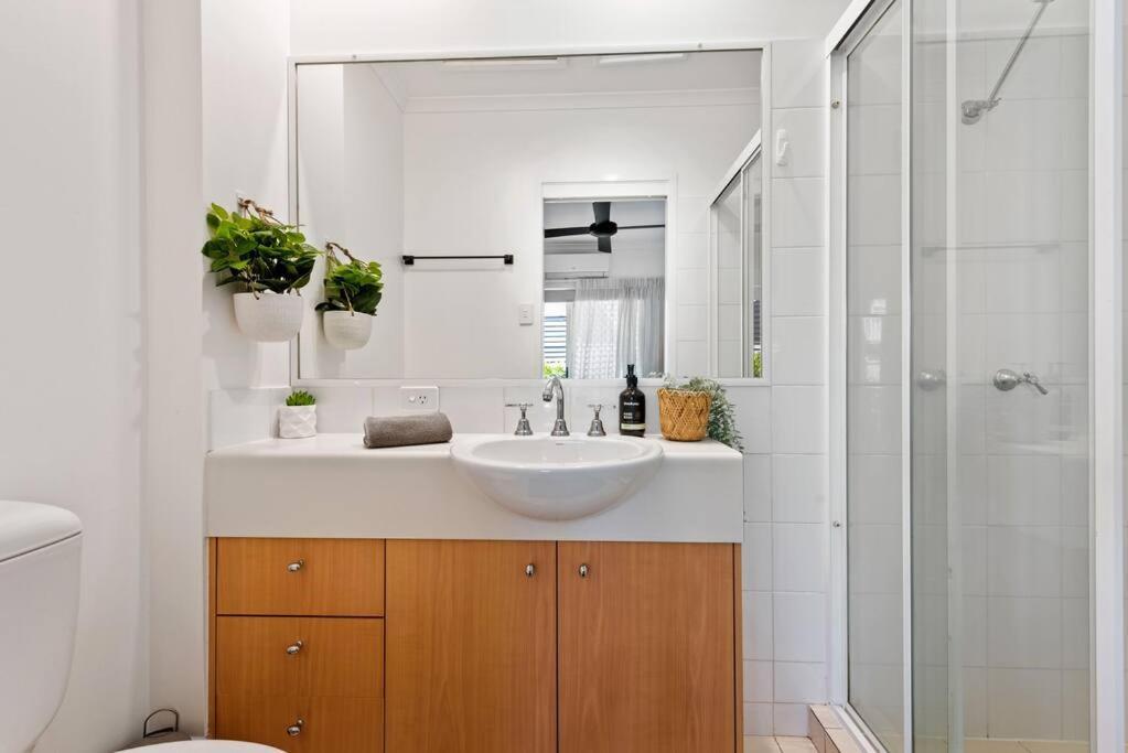The Summer Home! 2bed/2bath/1car/balcony ~ Bulimba *