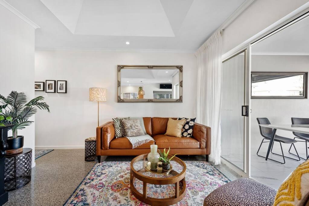 The Summer Home! 2bed/2bath/1car/balcony ~ Bulimba Apartment *