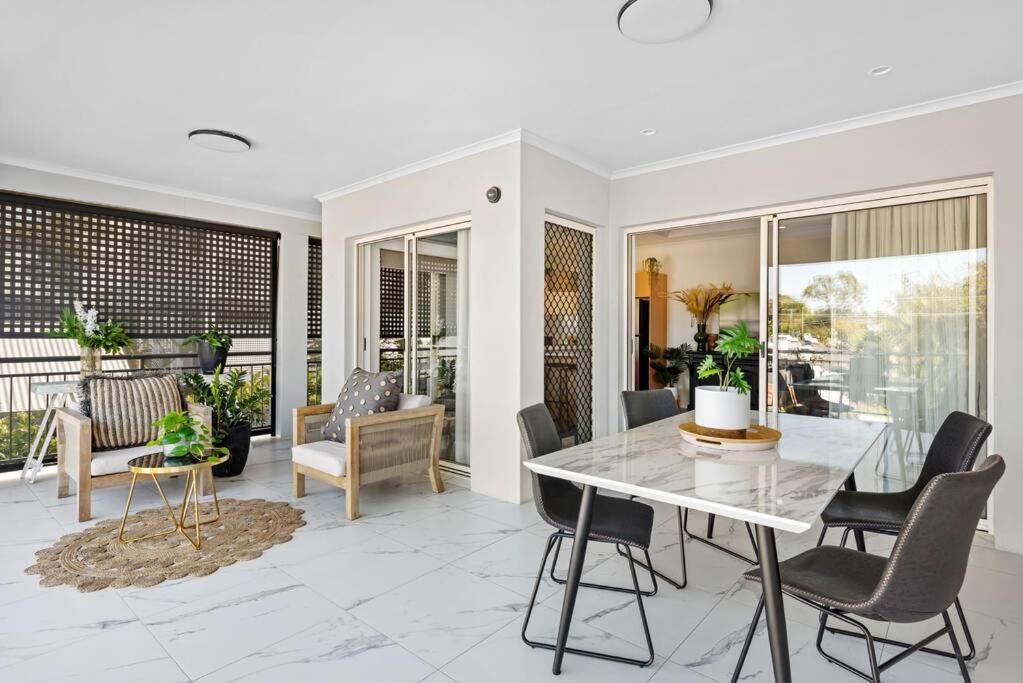 The Summer Home! 2bed/2bath/1car/balcony ~ Bulimba Apartment *